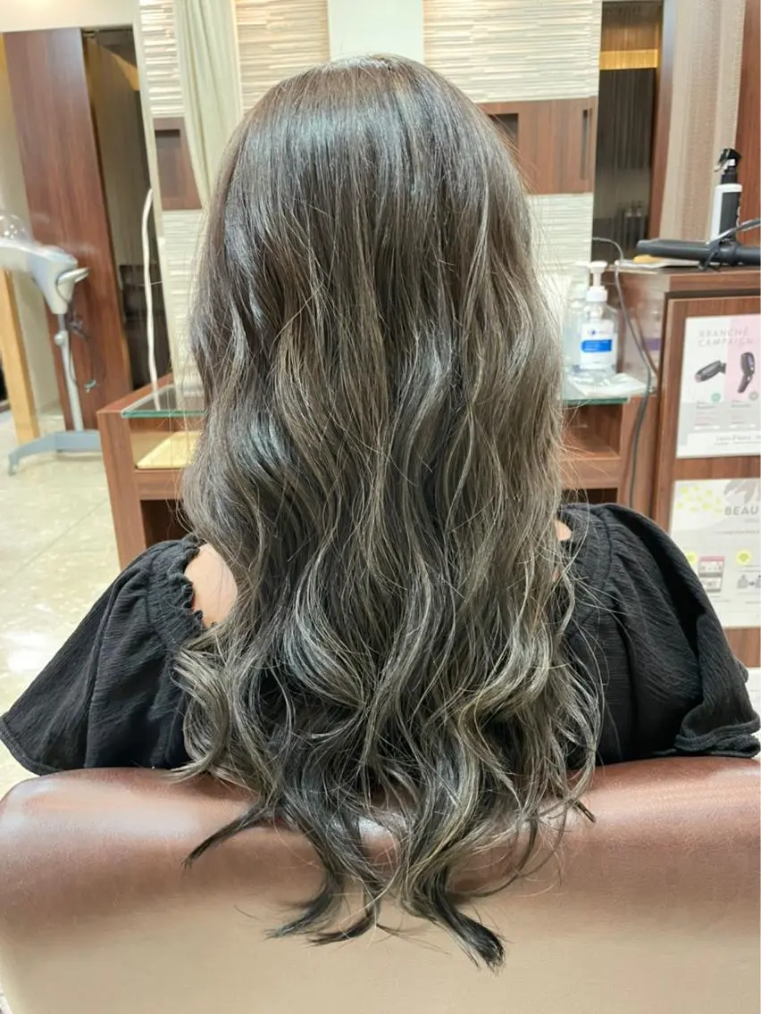 ロング カラー アッシュ ブリーチ ハイライトカラー オリーブアッシュ ハイライト ブランシェ小幡駅前店 森樹のヘアスタイル