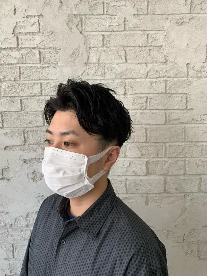 ショート カラー メンズ アップバング 刈り上げ 黒髪 ブルーカラー ブルーブラック ブリーチ特化 ハイトーンRYOYAのヘアスタイル