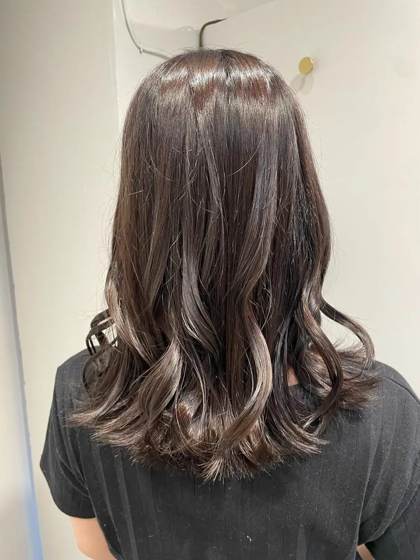 ミディアム カラー ブラウンカラー パープルカラー パープルブラウン レイヤー♡ 石川優奈のヘアスタイル