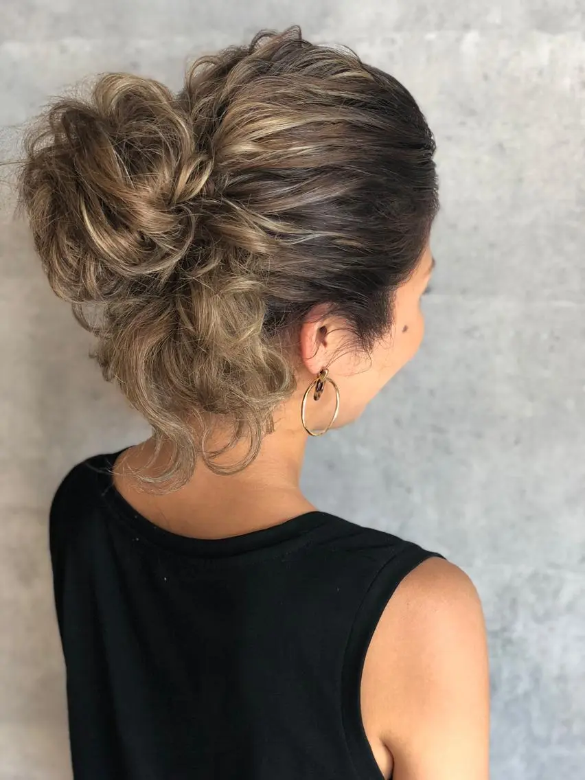 セミロング カラー ヘアアレンジ お団子ヘア ベージュカラー グラデーションカラー ハイライトカラー ハイライト ヘアセット hair salon Glanzのヘアスタイル