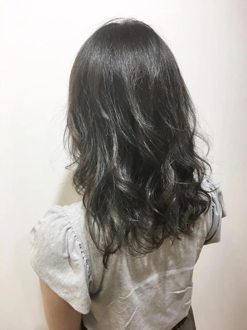 セミロング カラー ブリーチ 透明感カラー グレージュ ハイライトカラー ブリーチなしカラー 海外風レイヤーカット 👑店長　平松　由のヘアスタイル