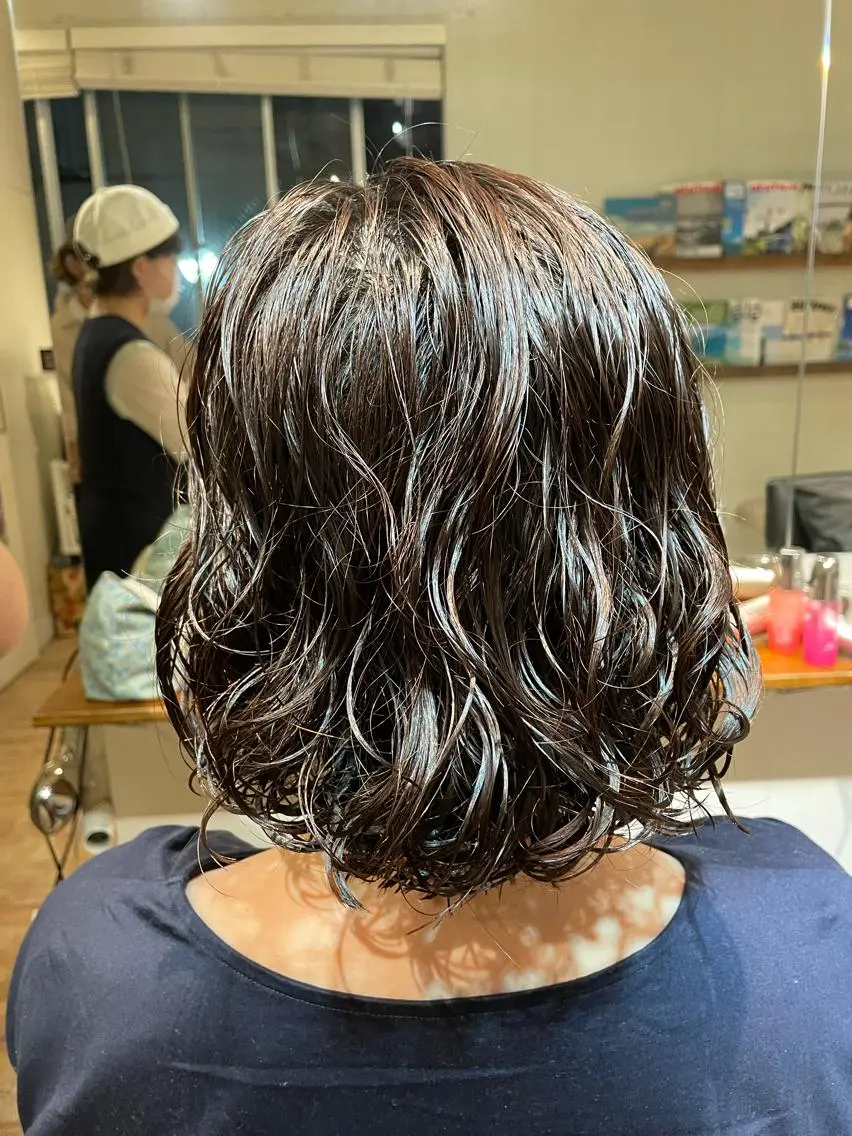 ミディアム ミディアムパーマ アッシュ アッシュグレー 韓国風カラー くせ毛 パーマ 竹内 宏法のヘアスタイル