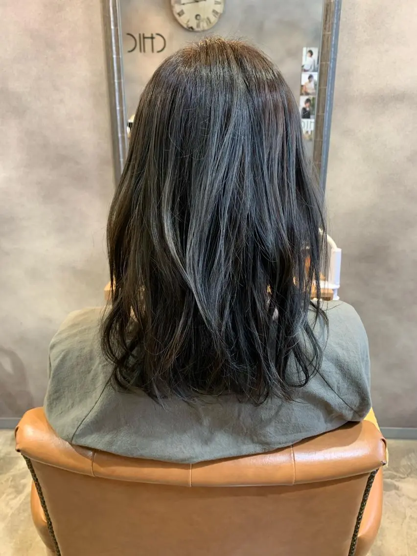 ミディアム カラー グレージュ CHIC 岩下真衣のヘアスタイル