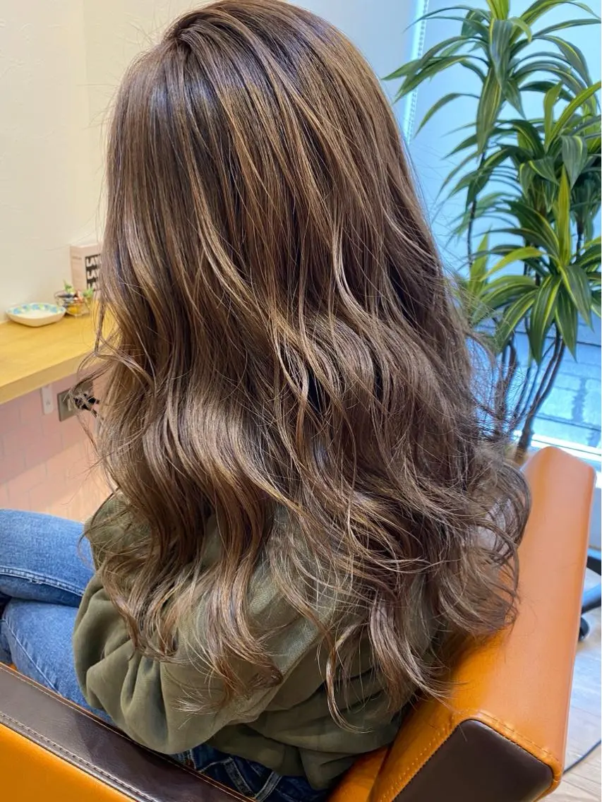 セミロング ハイライト 髪質改善 縮毛矯正 トリートメント 酸熱トリートメント ヘアカラー トリートメント 中川 勝友のヘアスタイル
