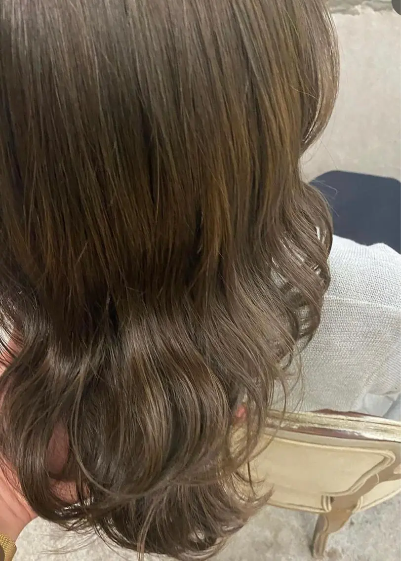 セミロング カラー ヘアアレンジ ベージュカラー ブリーチ グレージュ ミルクティーベージュ ミルクティーグレージュ ヘアカラー トリートメント レイヤー/グレージュ 🤍奥開梨恵のヘアスタイル
