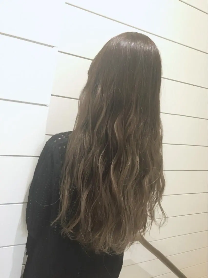 ロング カラー ベージュカラー 鍵山 千秋のヘアスタイル
