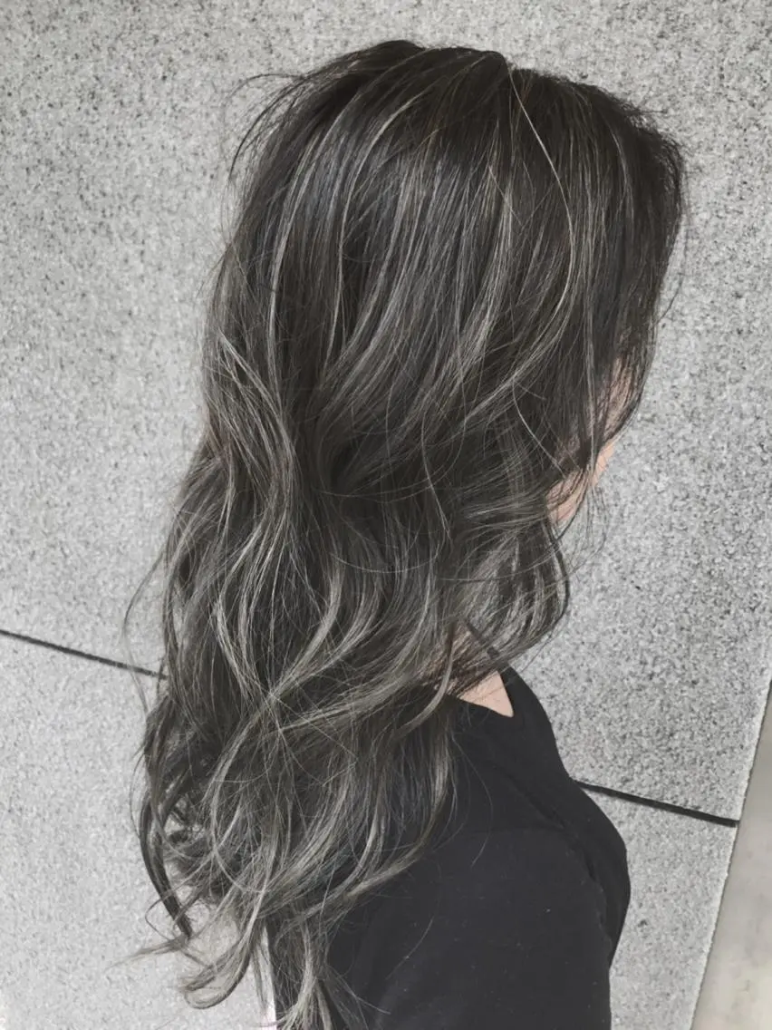 ロング カラー ダークグレー ハイライトカラー ハイライト カット ヘアカラー Eliss 堀江のヘアスタイル
