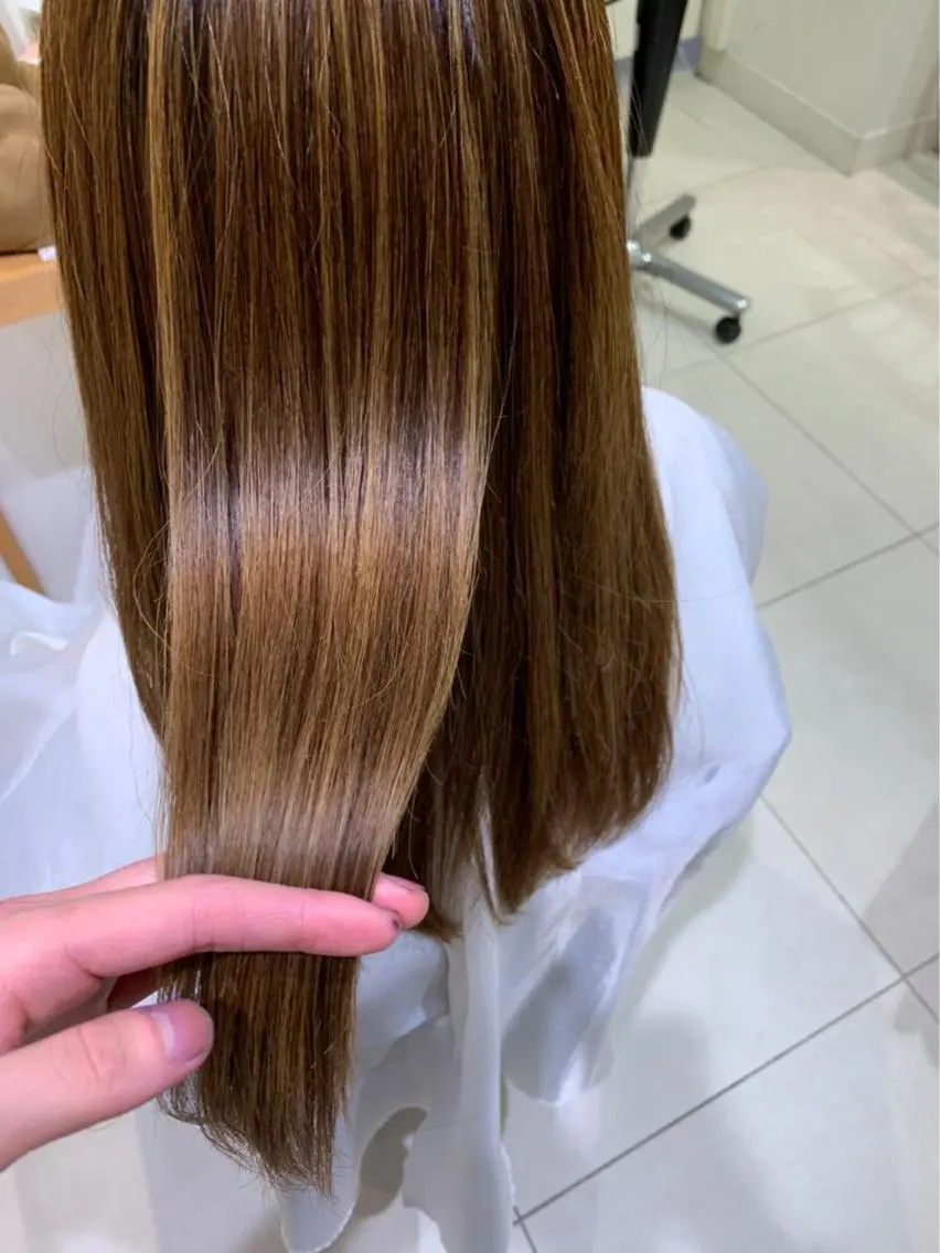 ロング カラー ブリーチ 透明感カラー ARMONY秋山輝也 コテ巻き風パーマ特化のヘアスタイル