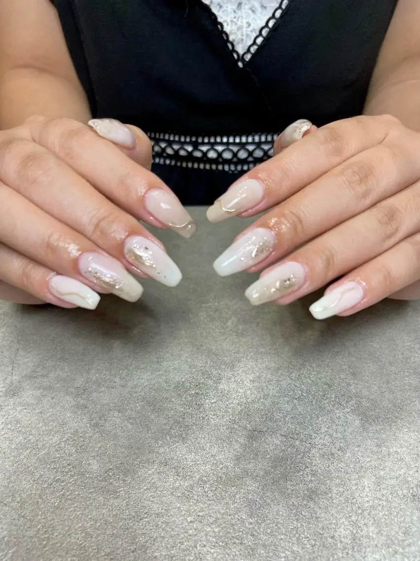 ネイル ラメ(グリッター) ロングネイル ミラーネイル ニュアンスネイル ホワイト salon de oct.のネイルデザイン