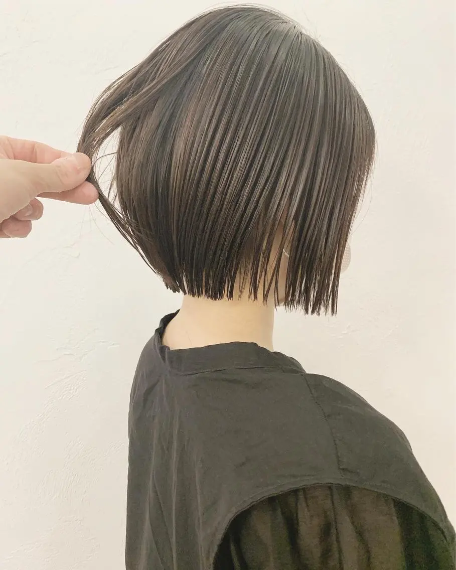 ショート カラー ネイル ハイトーンボブ 前田 表参道　グレージュのヘアスタイル
