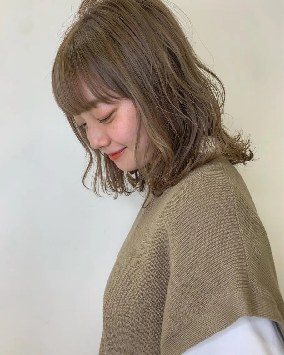 ミディアム カラー カット ヘアカラー 顔まわりカット✄ ベージュカラー🧸のヘアスタイル