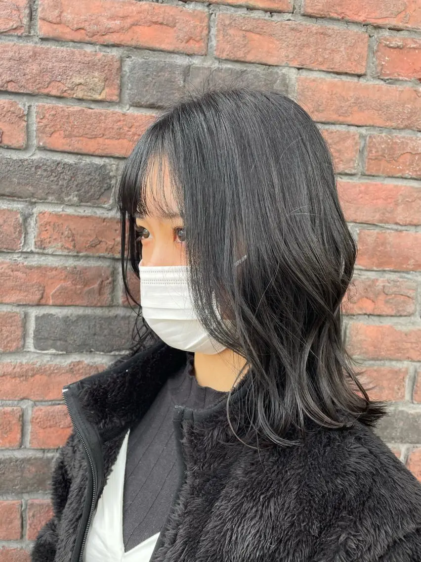 ミディアム カラー 黒髪 ブルーカラー ブルーブラック 透明感カラー 成瀬 妃生路のヘアスタイル
