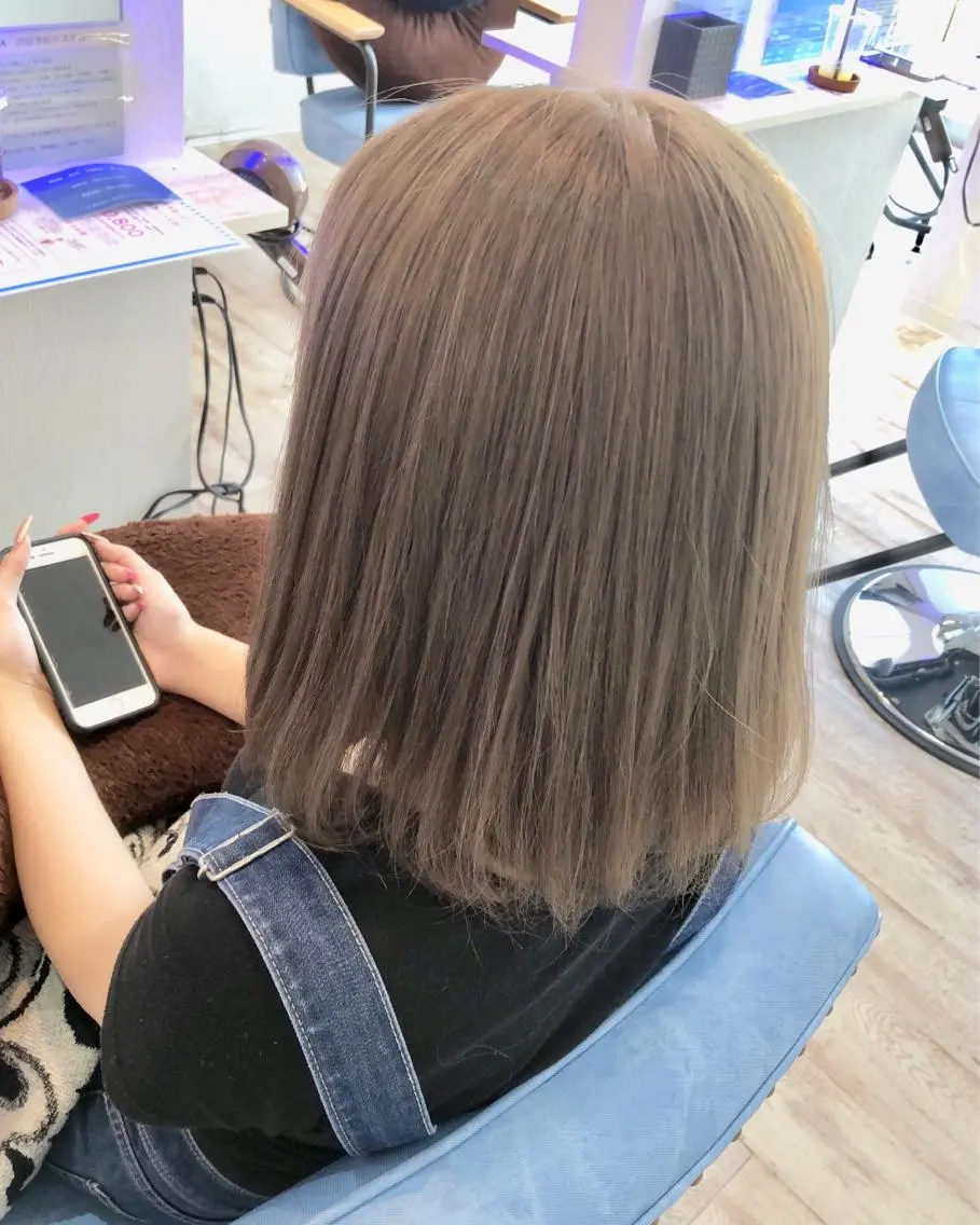 ミディアム カラー ベージュカラー ブリーチ ミルクティーベージュ 白井 つづりのヘアスタイル