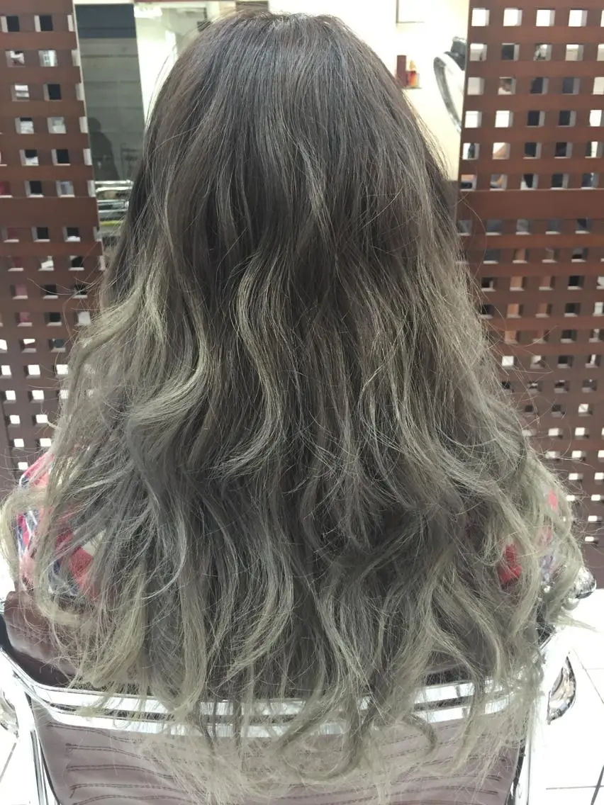 セミロング ロング カラー パーマ アッシュ アッシュブラック 黒髪 グラデーションカラー 神山 昌子のヘアスタイル