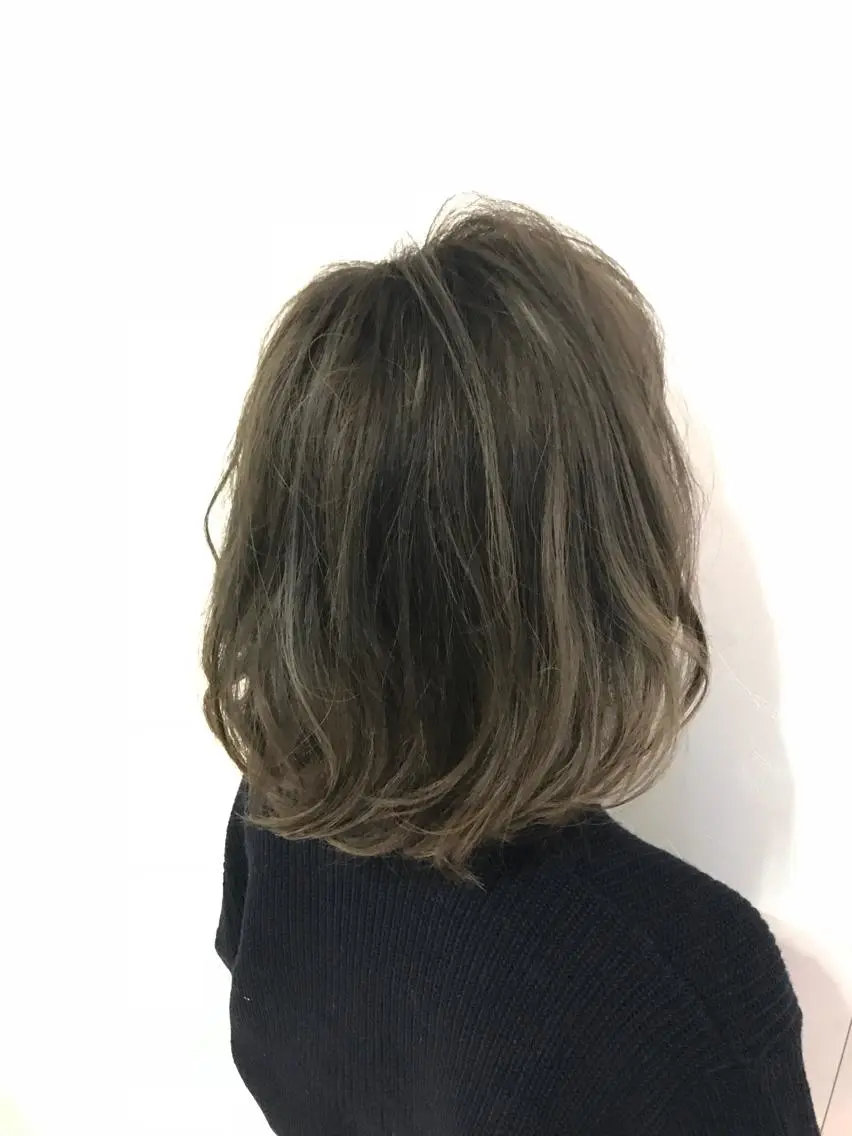 ミディアム カラー ブリーチ グレージュ シルバー シルバーグレージュ カット ヘアカラー Oopsレイヤー 加藤澄都のヘアスタイル