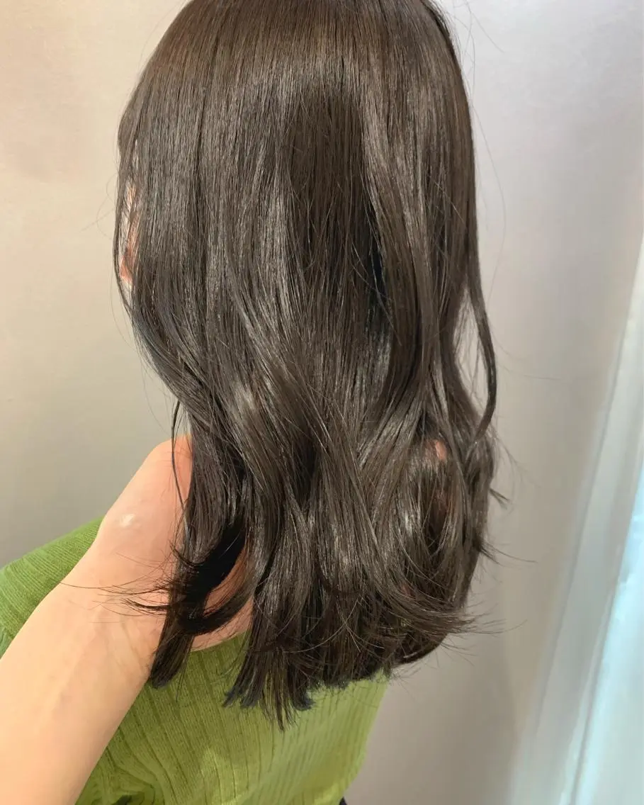 セミロング カラー アッシュ 透明感カラー シルバー hubhair レイヤー/透明感のヘアスタイル