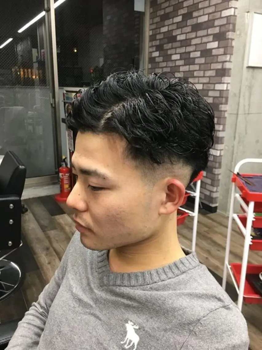 パーマ メンズ フェードカット メンズパーマ スキンフェード カット 渡辺 勇大のヘアスタイル