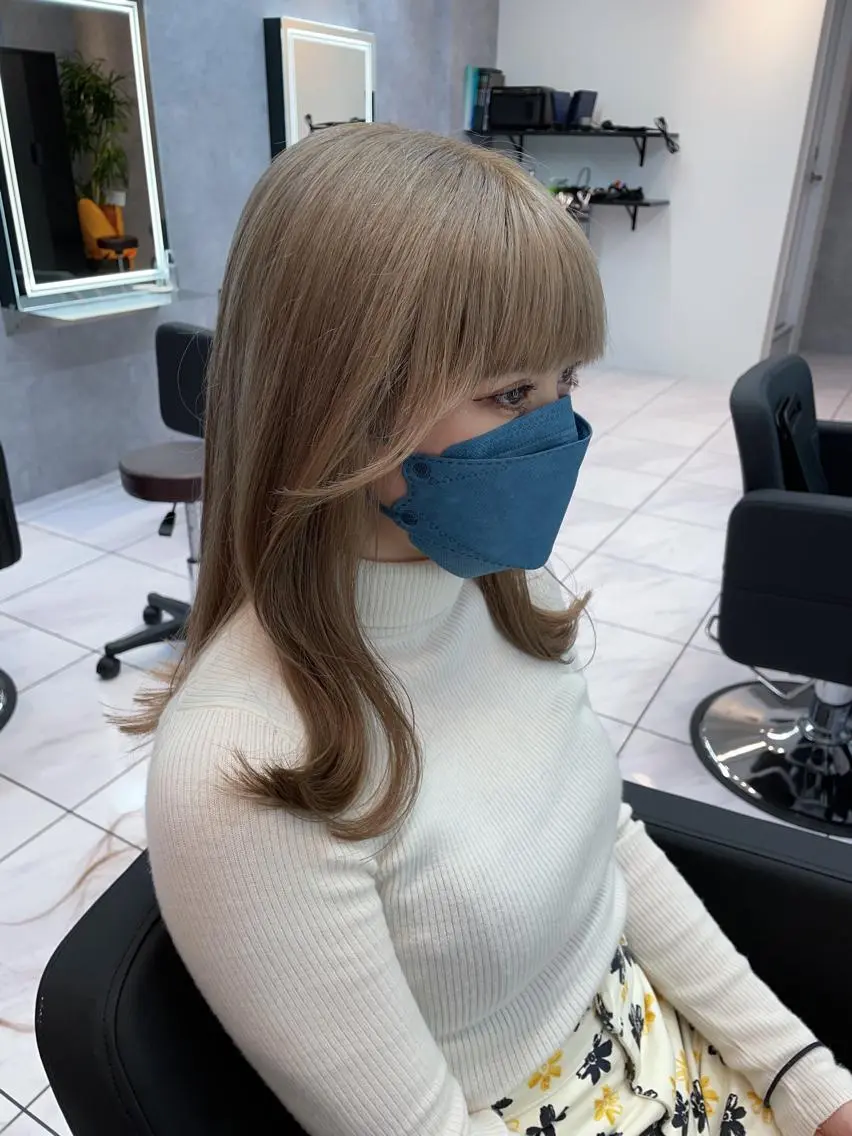 セミロング カラー ベージュカラー ブリーチ ミルクティーベージュ _WHITE 天神店 YUMEKA🐻のヘアスタイル