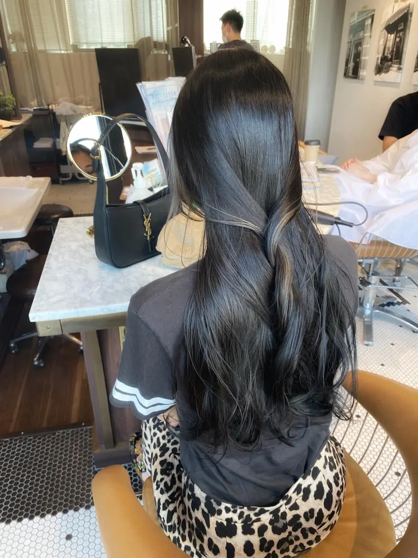 ロング カラー ミストバング 黒髪 ブルーカラー ブルーブラック フェイスフレーミング 海外風カーテンバング Mao広尾美容室のヘアスタイル
