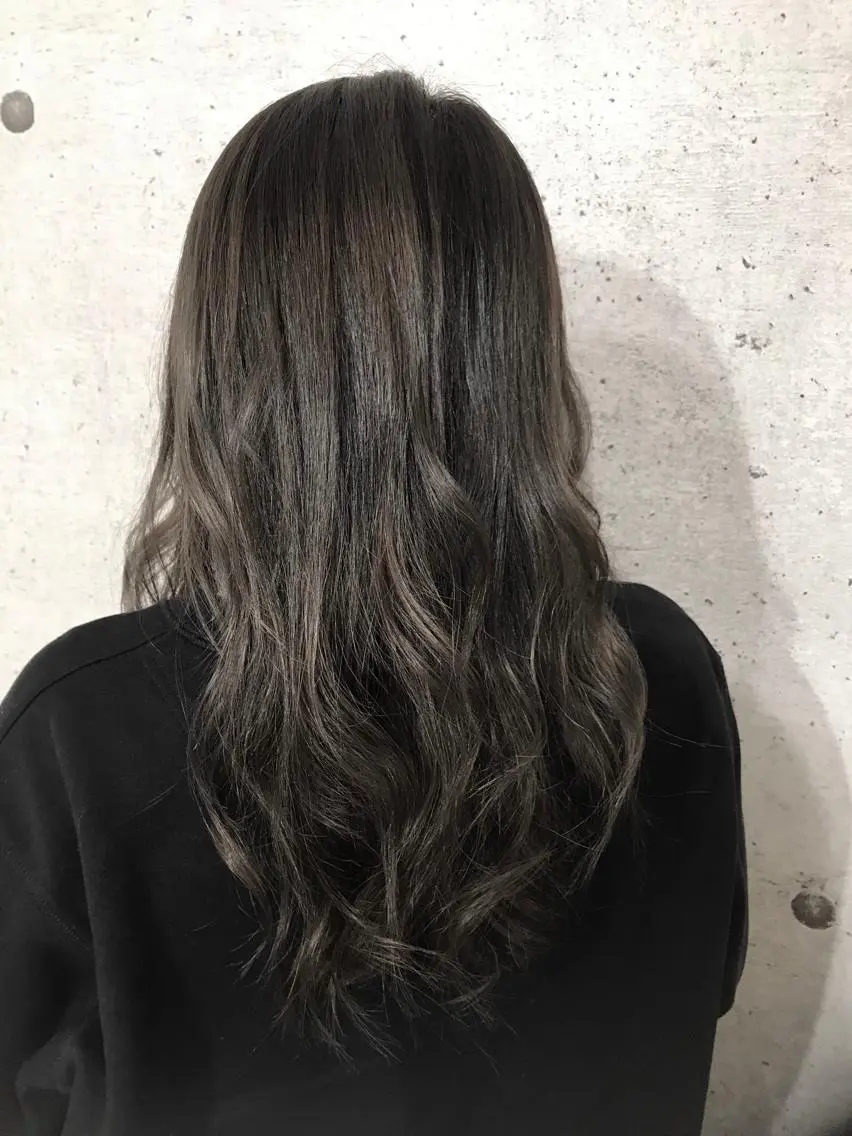 セミロング カラー グラデーションカラー ハイライトカラー ハイライト 小栗 麻衣のヘアスタイル