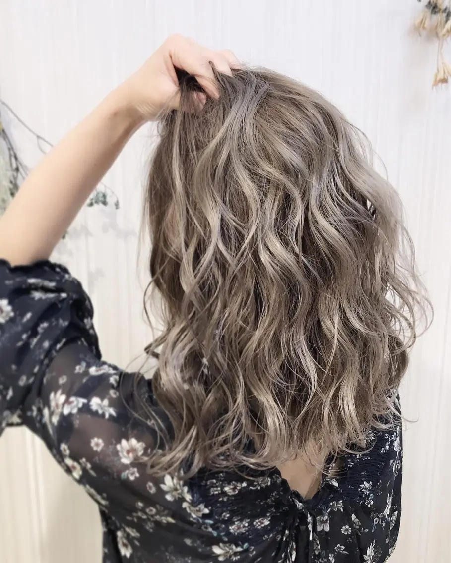 セミロング カラー ブリーチ グレージュ ハイライトカラー 外国人風カラー ハイライト ハイトーン/ブリーチ 山崎　悠次のヘアスタイル
