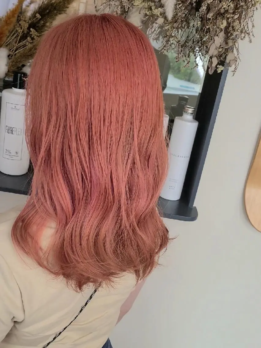 セミロング ヘアカラー トリートメント ブリーチカラー🌈 嘉名 真樹のヘアスタイル