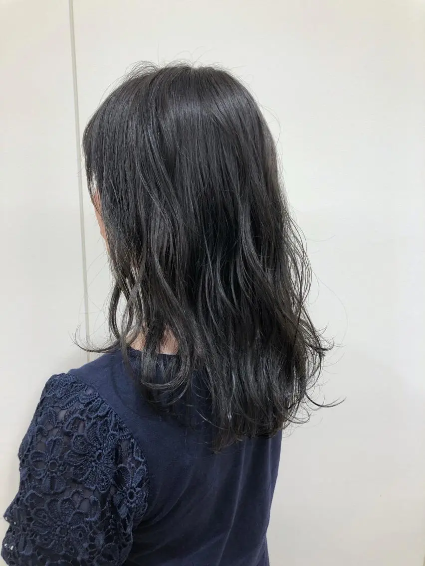 セミロング カラー 透明感カラー グレージュ ケアブリーチ 坪井佑樹のヘアスタイル