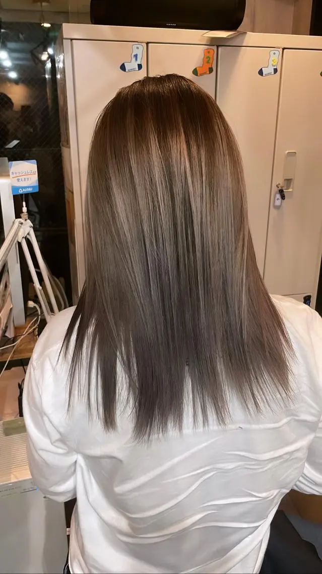 ミディアム カラー バレイヤージュ レイヤーカット ヘアカラー トリートメント ヘアセット 難波ブリーチカラー 伊藤洋輝のヘアスタイル