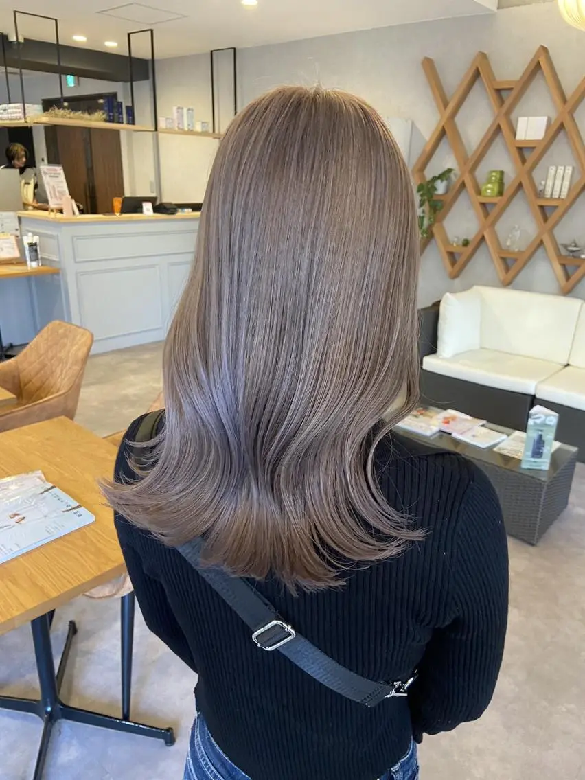 カラー セミロング グレージュ ミルクティーグレージュ ELLE&SALLY 石野のヘアスタイル