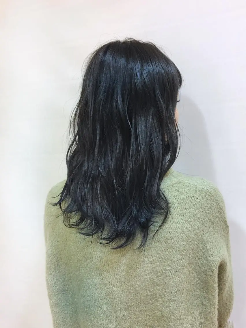 セミロング カラー ブルーカラー ブルーグレー ブルーグレージュ グレージュ ケアブリーチ 坪井佑樹のヘアスタイル