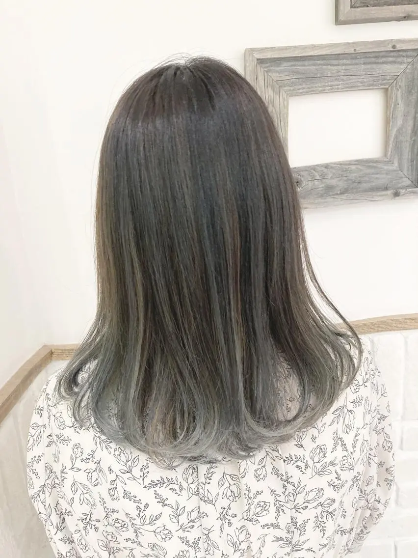 セミロング 卒業式のヘアスタイル ハイライト レイヤーカット あやか 白髪ぼかしハイライトのその他イメージ