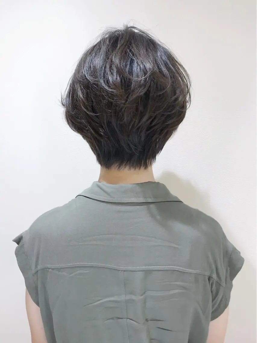 ショート カラー ショートボブ ブリーチ 透明感カラー ダークグレー ダークグレージュ カット ヘアカラー ボブ・レイヤーカット 吉敷航一のヘアスタイル