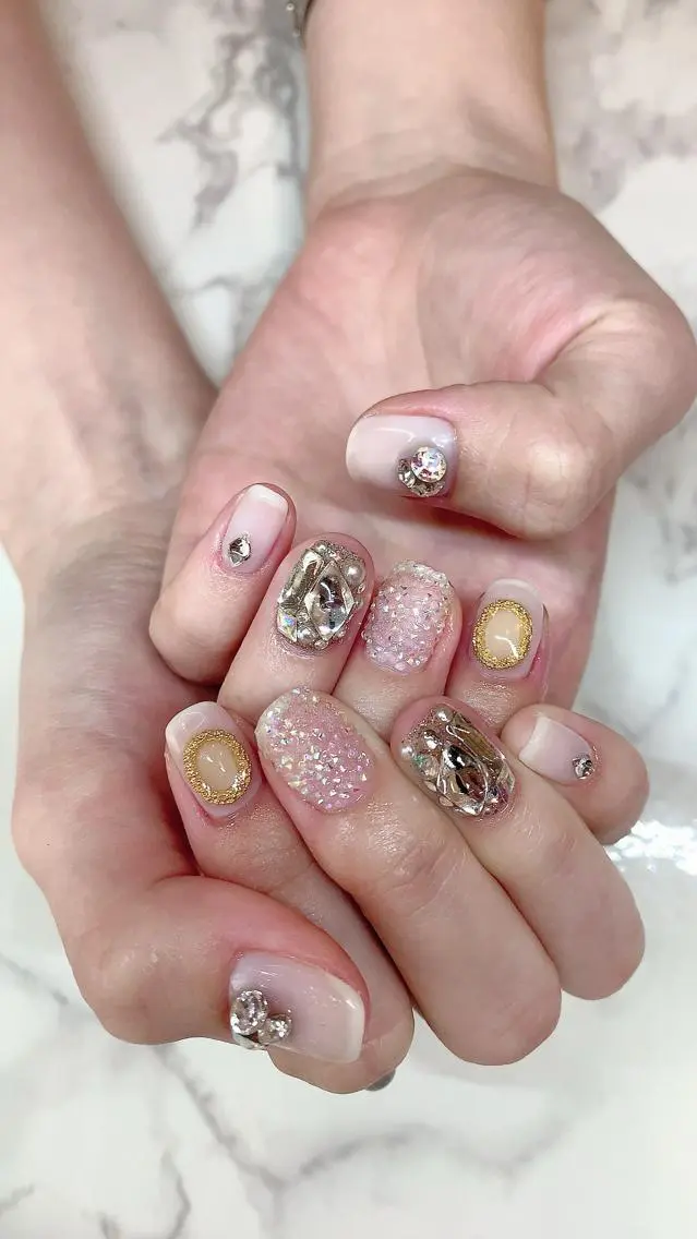 ネイル キラキラネイル ショートネイル atelier chic+のネイルデザイン