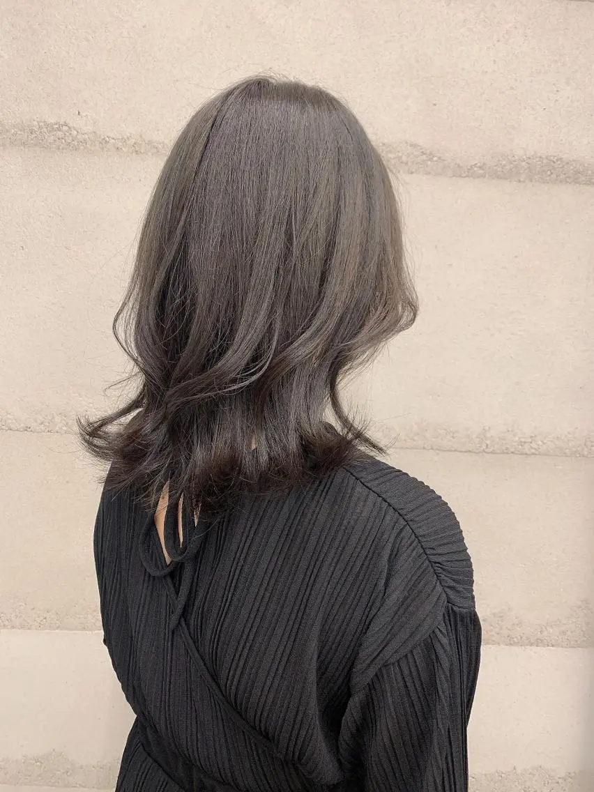 ミディアム カラー 黒髪 ブルーカラー ブルーブラック カット ヘアカラー トリートメント 透明感/オリーブ/ グレージュ/YUKAのヘアスタイル