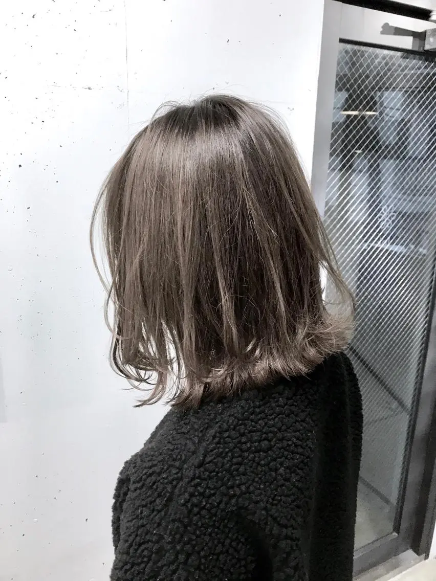 ショート カラー グレージュ 外ハネヘア 新井 広樹のヘアスタイル