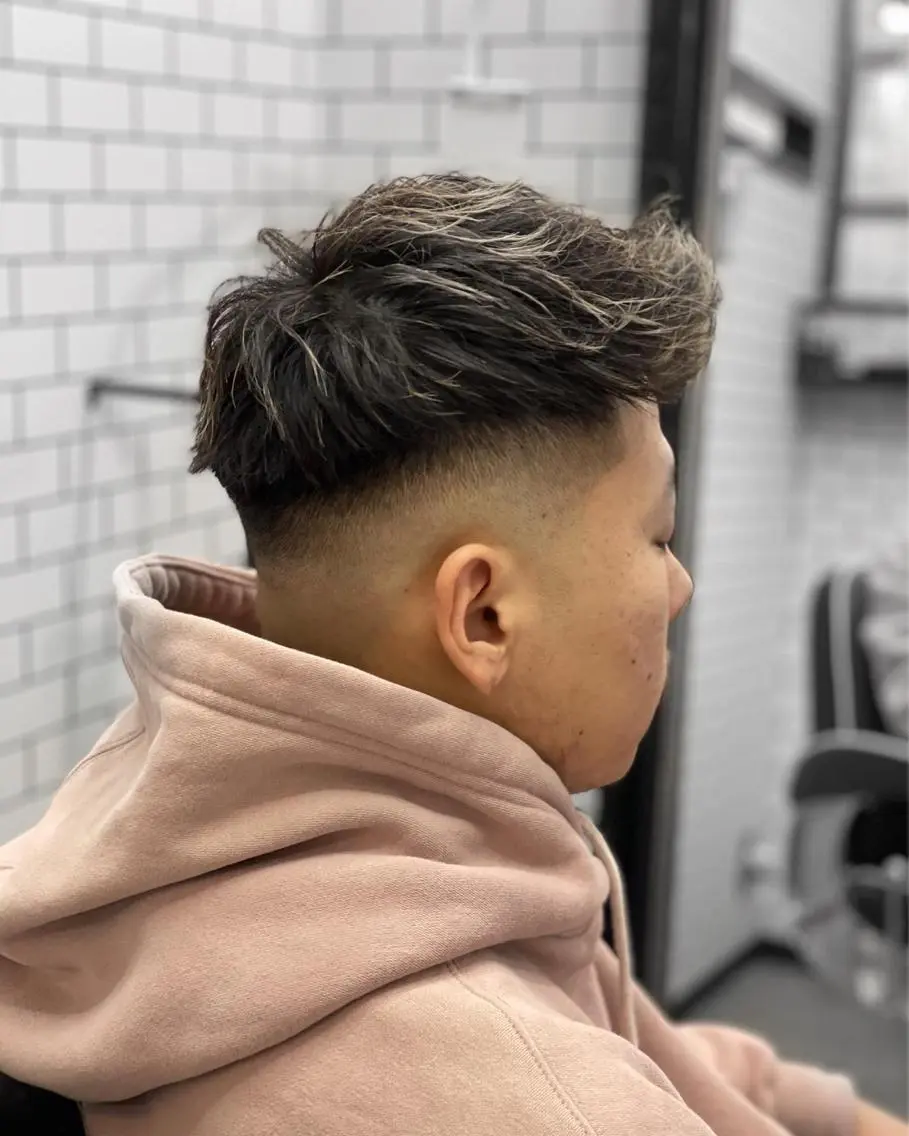 ショート カラー パーマ メンズ アップバング センターパート フェードカット メンズパーマ スキンフェード カット ヘアカラー 🔥メンズ特化🔥 谷口力哉のヘアスタイル
