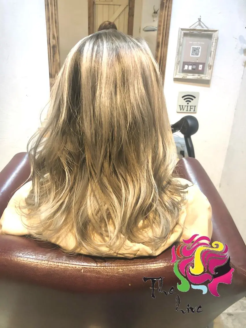 セミロング カラー バレイヤージュ シルバー ホワイトシルバー レイヤーカット カット ヘアカラー Hair salon The hiveのヘアスタイル