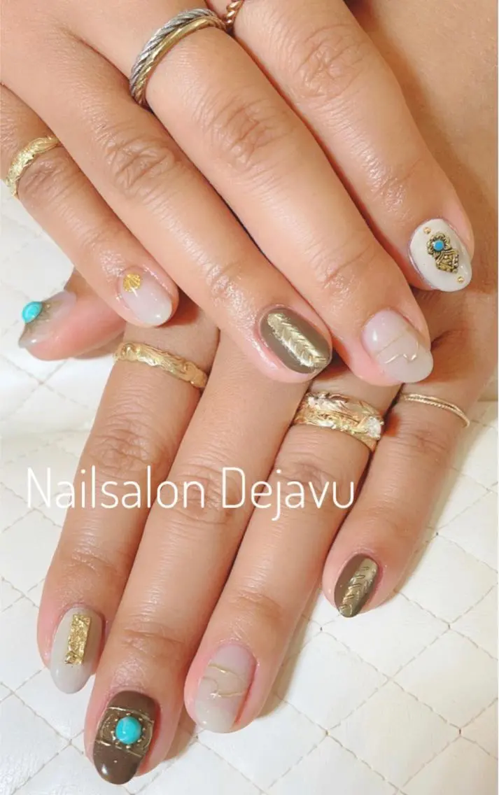 ネイル アートネイル ゴールド 持ち込み ワンカラーネイル ストーンネイル Nail salon Dejavu 🌿のネイルデザイン