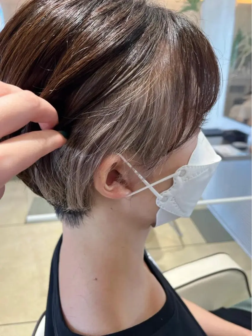 ショート カラー ベージュカラー イヤリングカラー ショートヘア 初ブリーチOK✨ ハイトーン稲吉菜々美のヘアスタイル