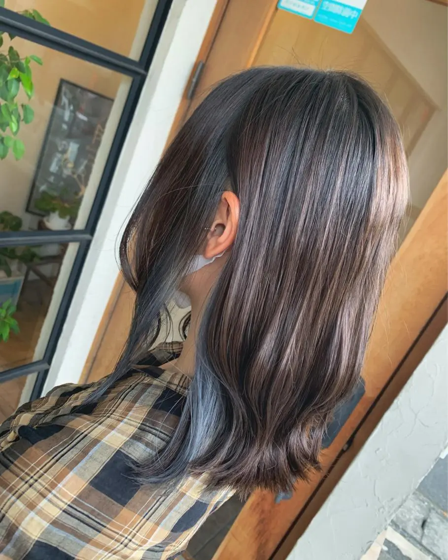 セミロング カラー ブリーチ ブルーカラー インナーカラー 井上 花音のヘアスタイル