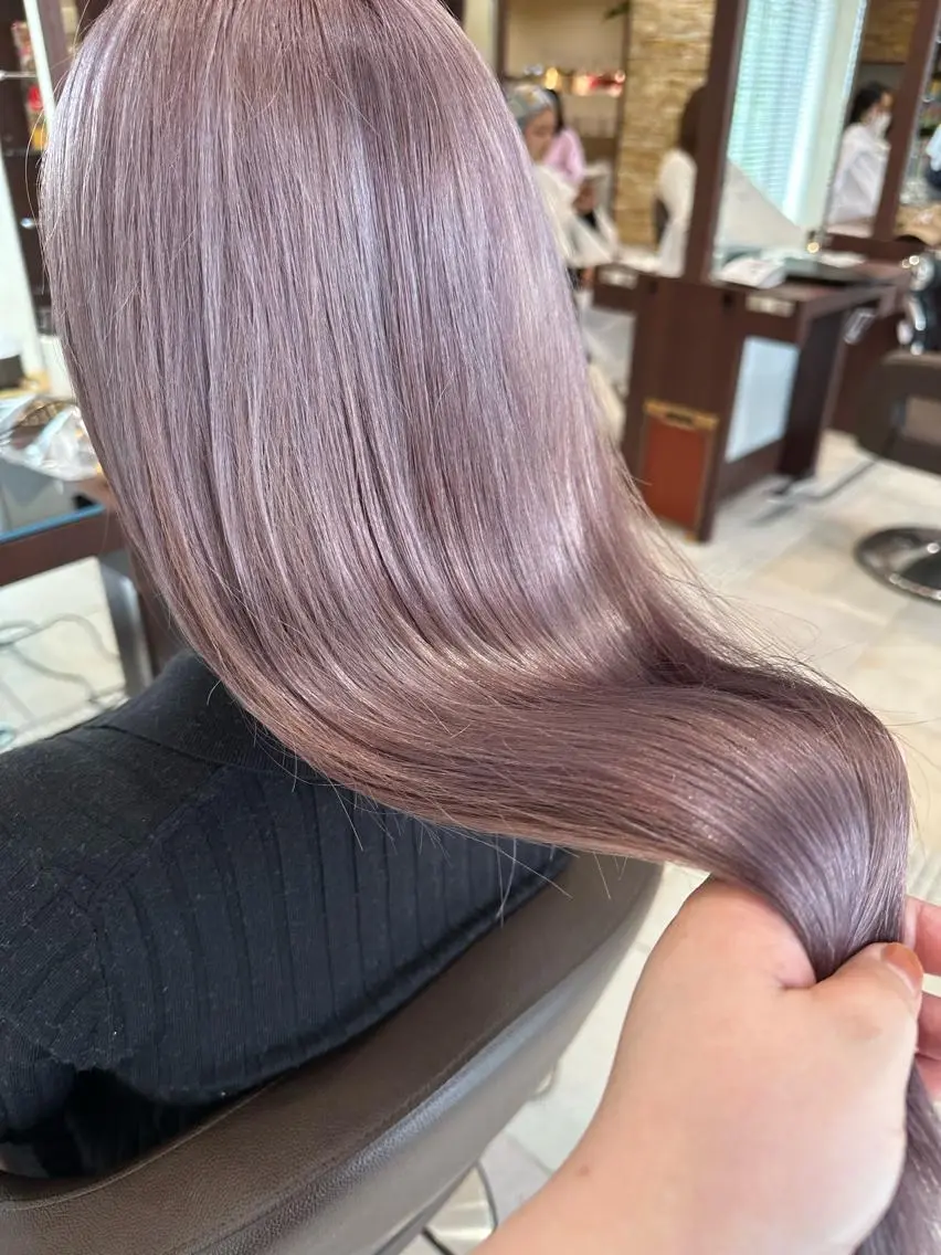 セミロング 千葉ハイトーンカラー KASUMIのヘアスタイル