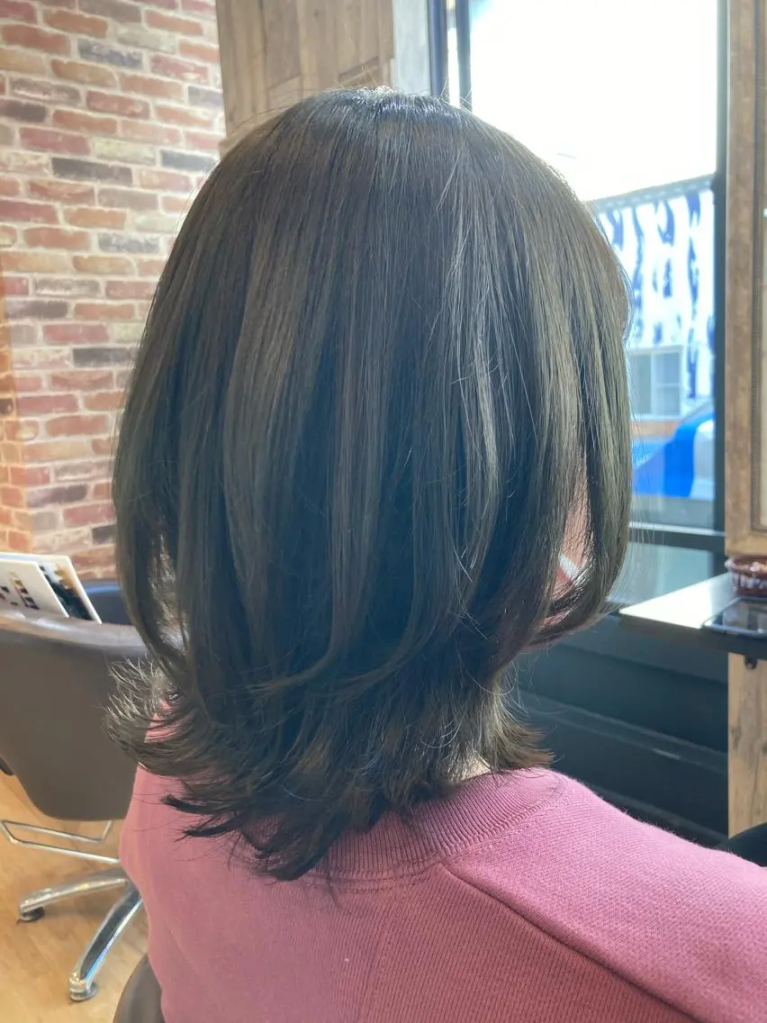 ミディアム カラー ベージュカラー 透明感カラー オリーブベージュ レイヤーカット 外ハネヘア 五月女 和樹のヘアスタイル