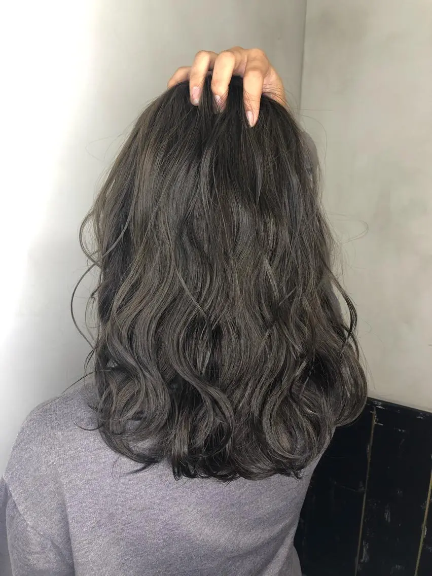 ミディアム カラー パーマ ブリーチ グレージュ ブリーチなしカラー 美髪矯正 🌈髪質改善 山下のヘアスタイル