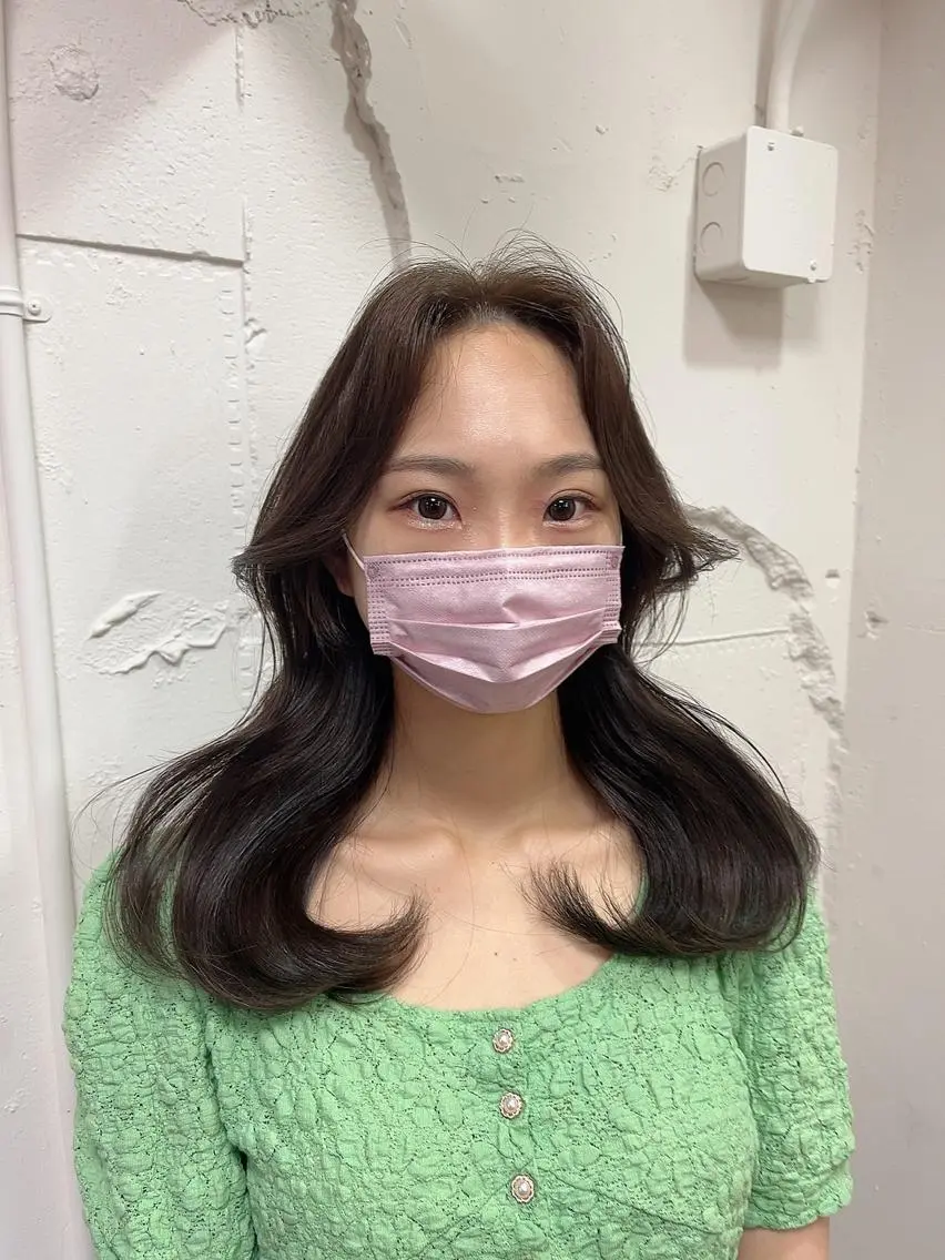 セミロング 韓国ヘア レイヤーカットのヘアスタイル
