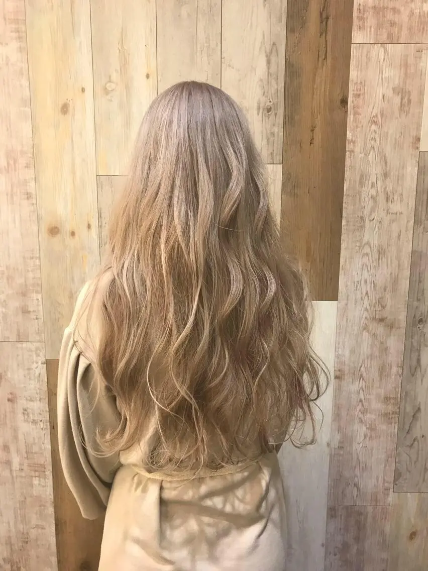 ロング カラー ベージュカラー ブリーチ ブロンド エリアNo.1カラー ⭐️hikaru⭐️のヘアスタイル