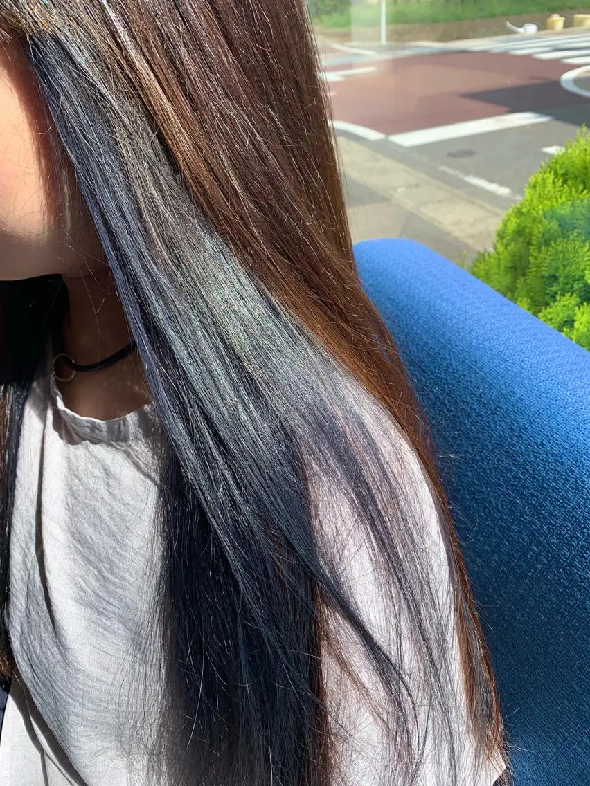 ロング カラー ブリーチ インナーカラー ネイビーカラー ツキダテ ユイのヘアスタイル