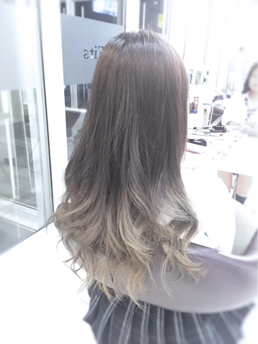 ロング カラー グラデーションカラー グレージュ 松本 明日可のヘアスタイル