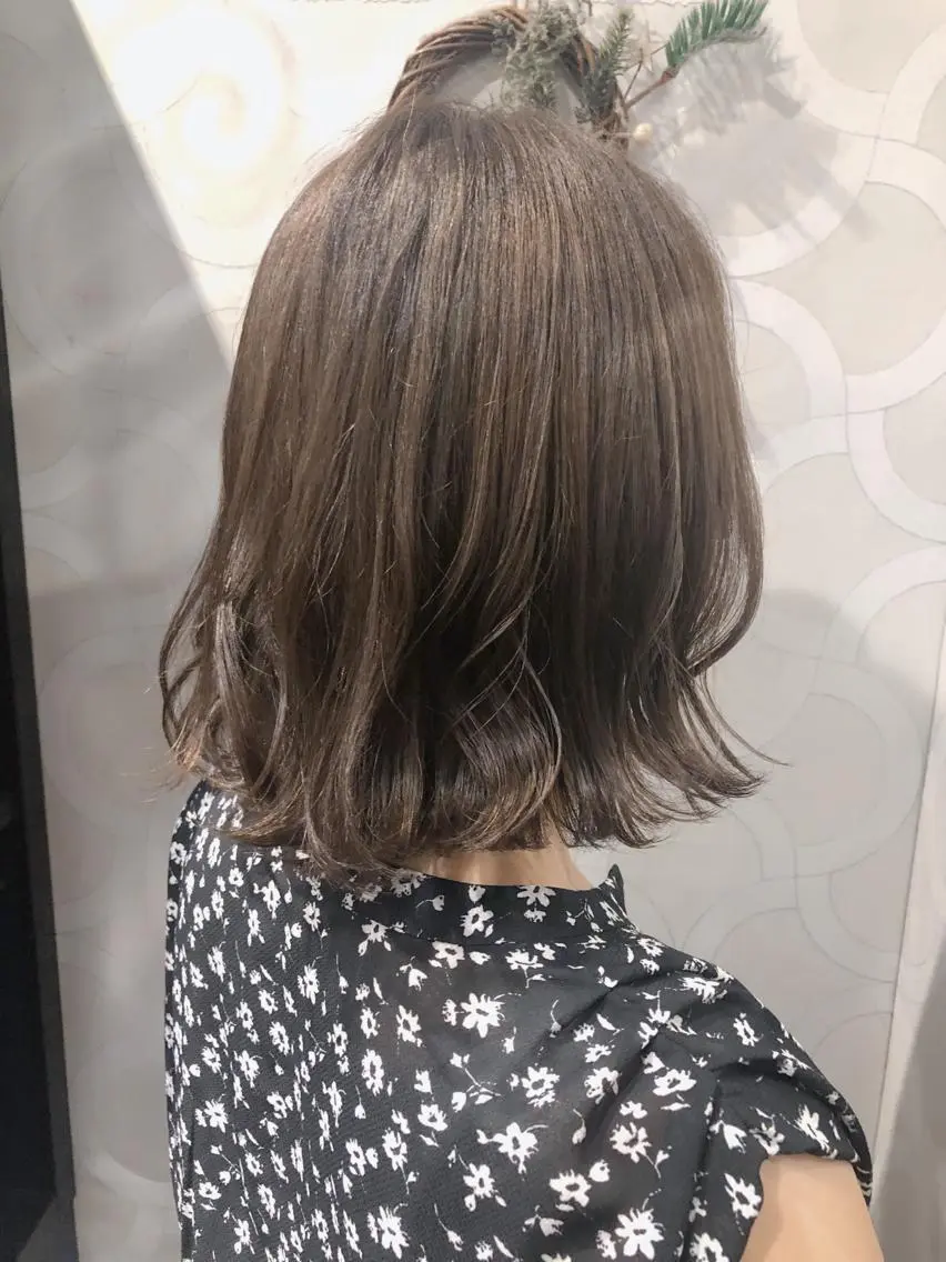 ミディアム カラー ベージュカラー ケアカラー 透明感カラー オリーブベージュ 艶髪 ♡Tomiyaのヘアスタイル