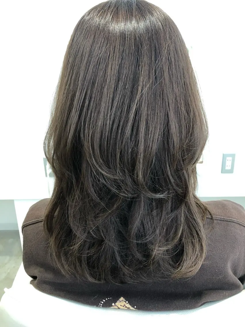 セミロング カラー ハイレイヤー レイヤーカット 宮崎 睦のヘアスタイル