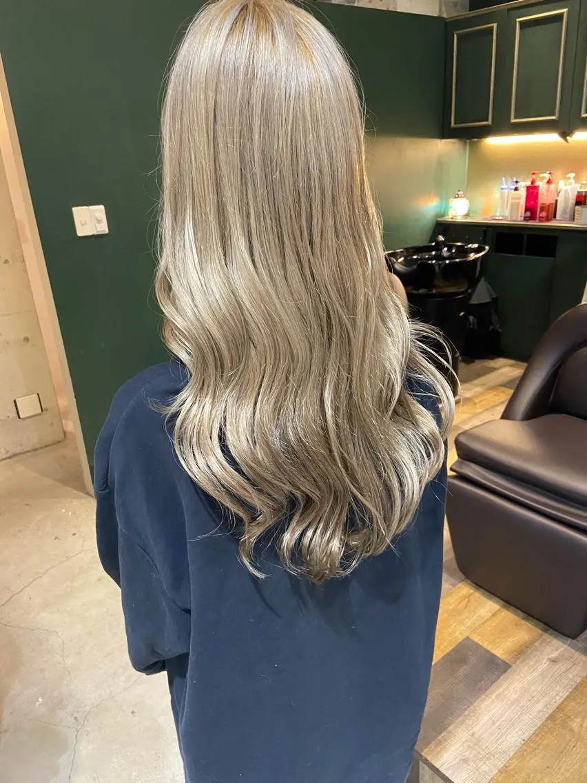 ロング カラー ベージュカラー ハイトーンカラー ホワイトベージュ レイヤー💧艶髪 💧Syotaのヘアスタイル